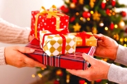 Troca de presentes no Natal simboliza afeto