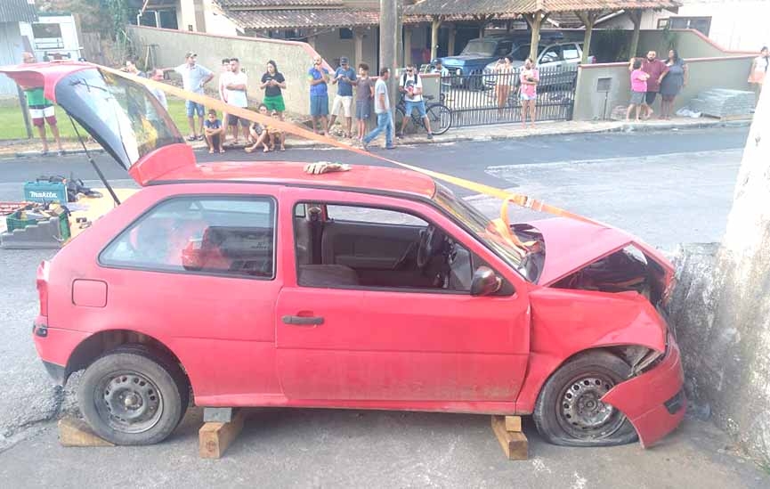 Carro bate em muro e quatro pessoas s�o hospitalizadas em Gaspar 