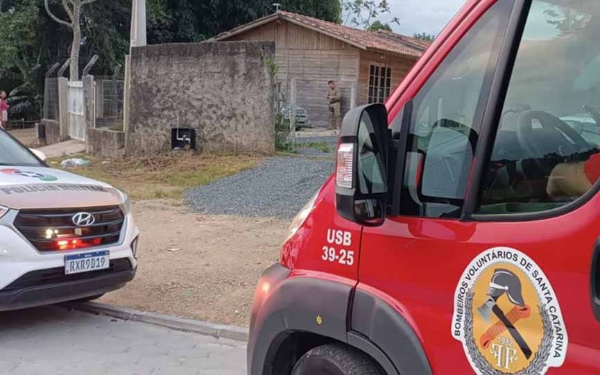Homem � encontrado morto dentro de carro em Ilhota