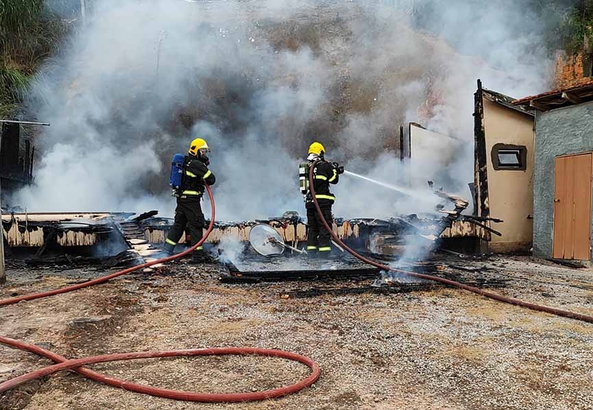 Casa é totalmente destruída por incêndio no Centro de Gaspar