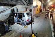 Carro derruba muro de casa na hora da virada do ano em Gaspar