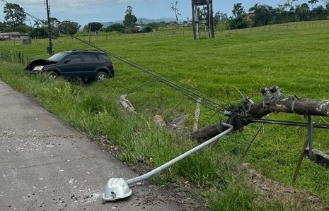 Carro fica destru�do ap�s bater e derrubar poste em Ilhota; motorista ficou desorientada