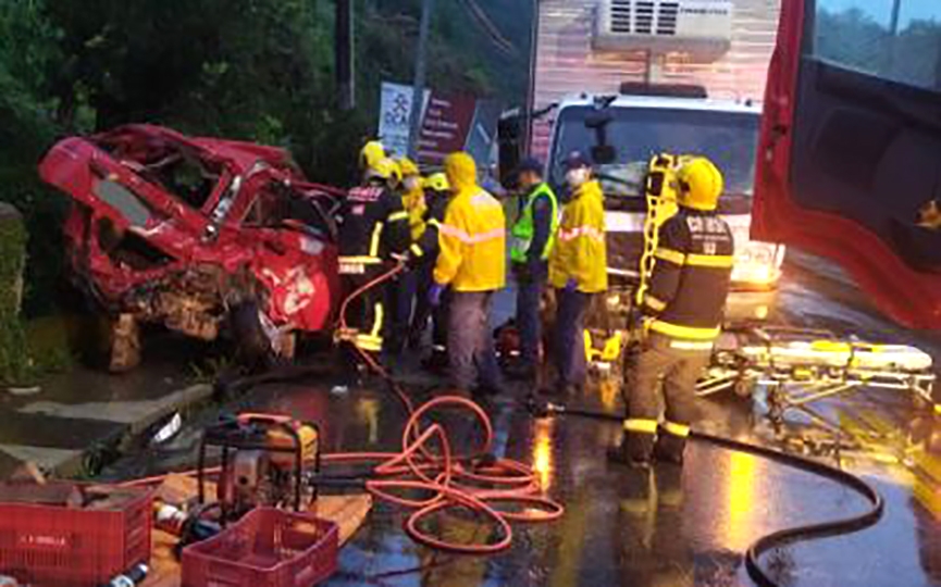 Carro fica destru�do ap�s colis�o com caminh�o em Brusque