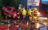 Carro fica destruído após colisão com caminhão em Brusque