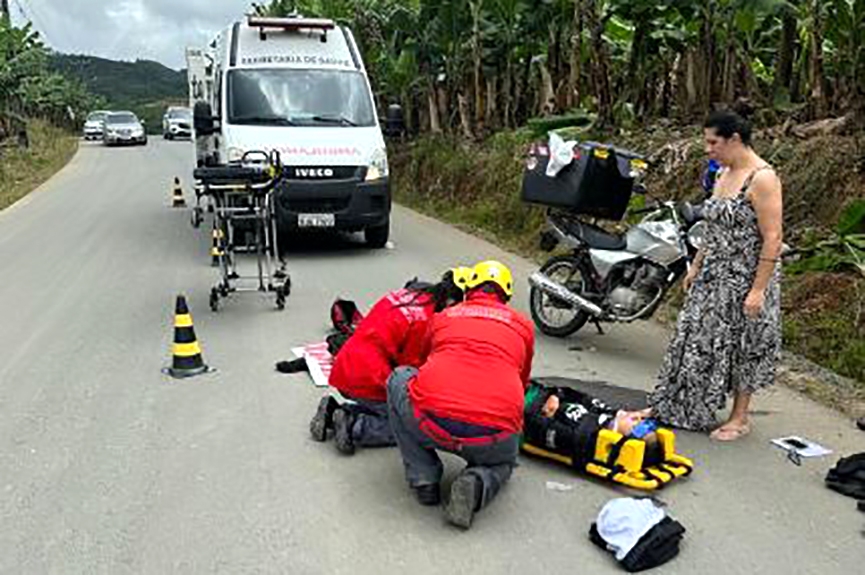 Jovem que pilotava moto fica ferida após se envolver em acidente em Ilhota