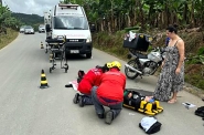 Jovem que pilotava moto fica ferida ap�s se envolver em acidente em Ilhota