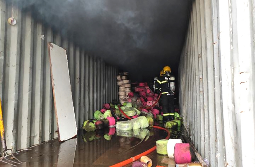 Container cheio de fios de algod�o pega fogo no Centro de Gaspar