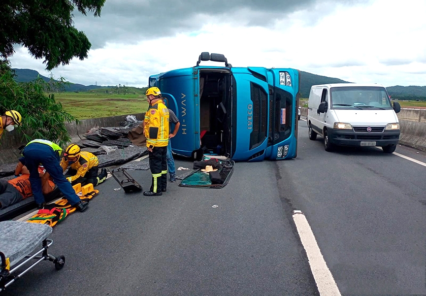 Carreta tomba e carga de madeira atinge ciclista na rodovia entre Ilhota e Navegantes
