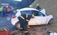 Motorista de carro morre em grave acidente com caminhão na BR-470, em Blumenau
