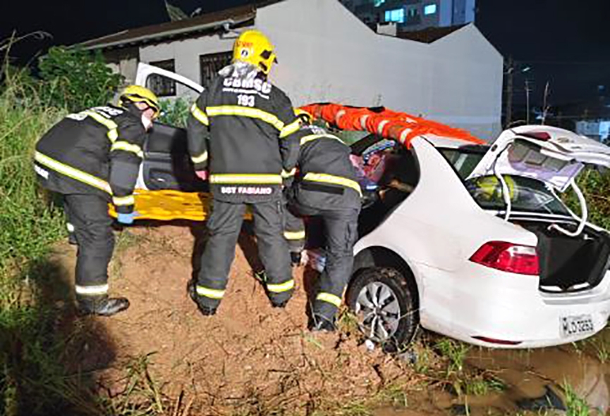 Pai e filha são levados ao hospital após carro colidir contra monte de areia em Gaspar