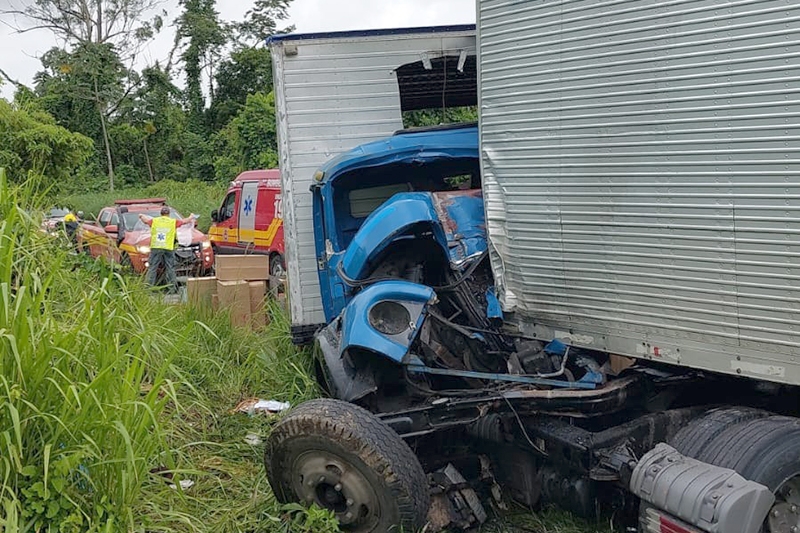 Acidente entre dois caminhões deixa motorista ferido na BR-470, em Blumenau