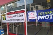 Protesto por violncia moral fecha temporariamente agncia do Bradesco em Gaspar