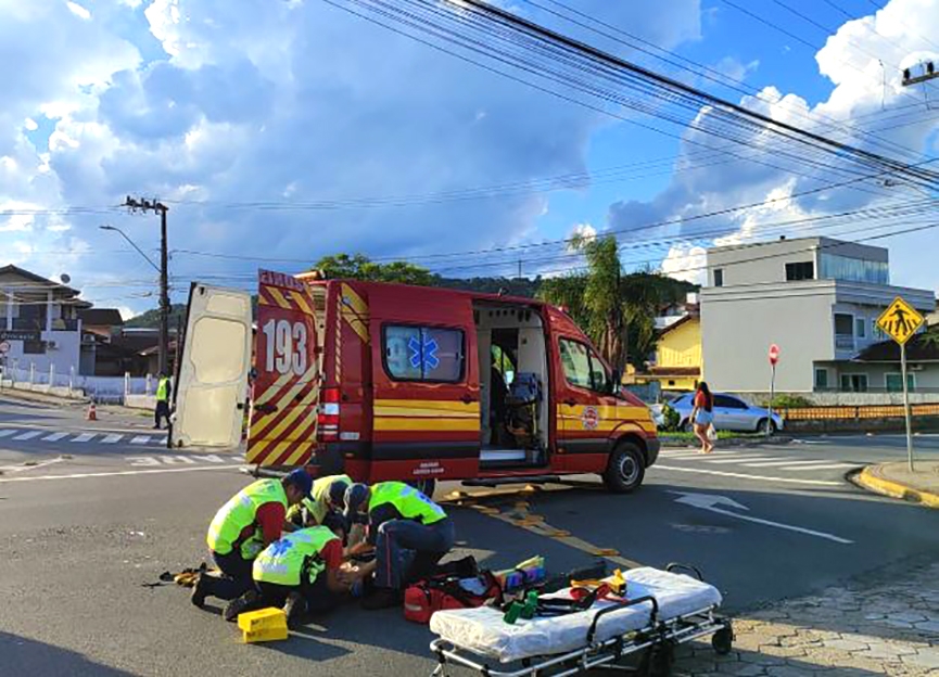 Mulher é hospitalizada depois de colisão entre carro e moto no bairro Sete, em Gaspar