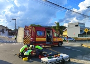 Mulher é hospitalizada depois de colisão entre carro e moto no bairro Sete, em Gaspar