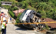 Caminh�o cai sobre casa e m�e e filha s�o hospitalizadas em Brusque