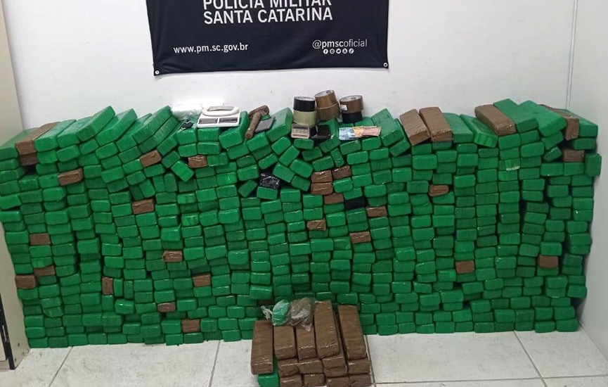 Jovens s�o presos com 350 quilos de maconha em casa em Blumenau