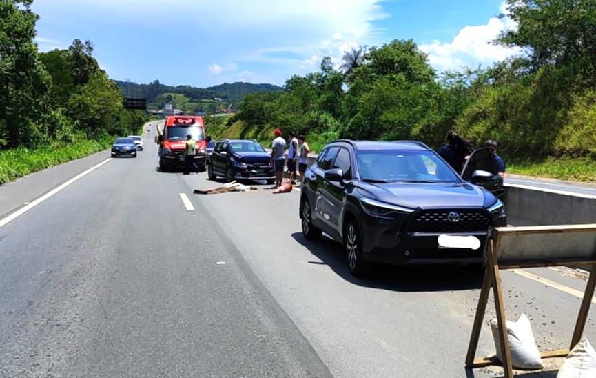 Gestante � levada ao hospital ap�s acidente entre carros na BR-470, em Gaspar 