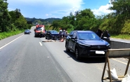 Gestante � levada ao hospital ap�s acidente entre carros na BR-470, em Gaspar 