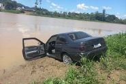 Carro quase cai no rio Itaja�-A�u, em Ilhota; motorista n�o foi localizado
