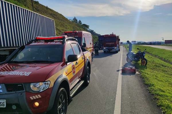 Caminh�o, van e moto se envolvem em acidente na BR-470, em Gaspar