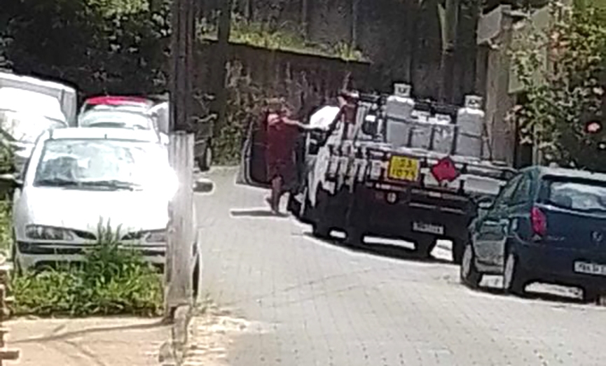Carros estacionados em ruas estreitas impedem passagem do caminho do lixo em Gaspar