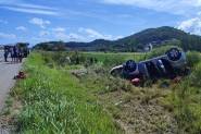 Dois carros capotam ap�s acidente na BR-470, em Gaspar