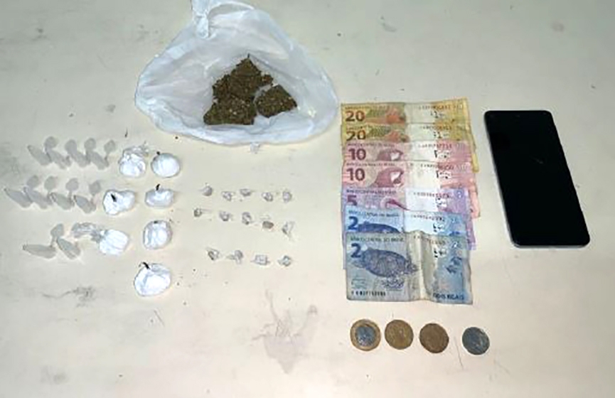 Adolescente foge pela mata e acaba detido com maconha, crack e coca�na em Blumenau