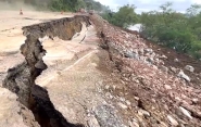 Novo deslizamento de terra arrasta pista da BR-470 para dentro do rio em Rio do Sul