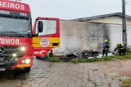 Monte de lixo pega fogo ao lado de creche no Santa Terezinha, em Gaspar