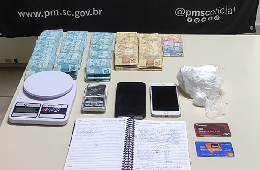 Traficante � preso com mais de R$40 mil escondidos em porta-luvas de carro em Gaspar