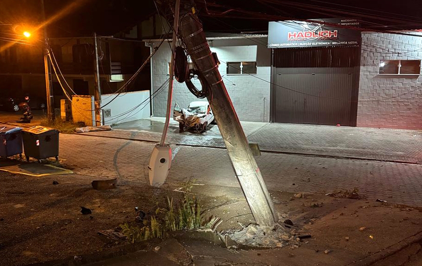 Motorista morre ap�s colidir carro contra poste em Blumenau