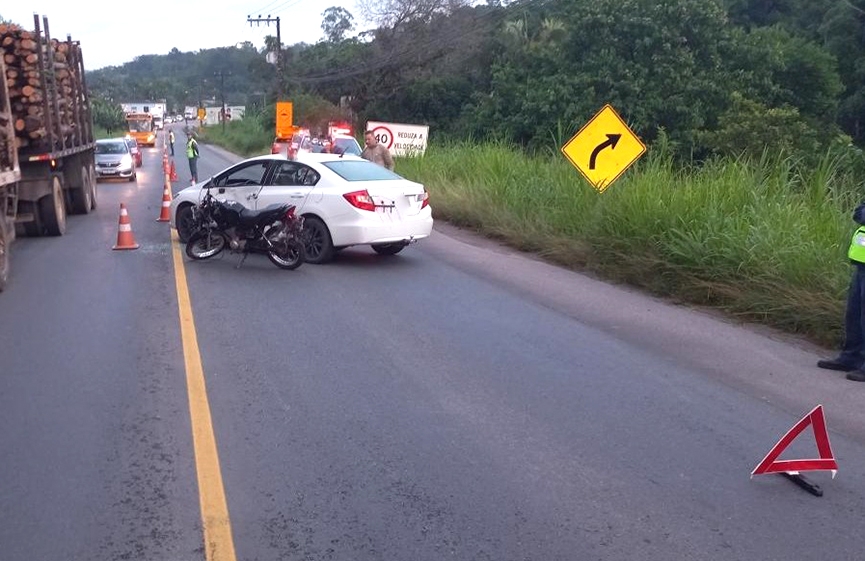 Sexta-feira come�a com acidente entre carro e moto na Ivo Silveira, em Gaspar