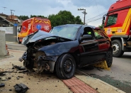 Motorista colide carro contra muro no bairro Gasparinho, em Gaspar