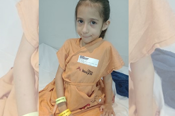 Famlia de Ilhota precisa de ajuda para tratamento de menina com tumor na coluna
