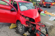 Colis�o frontal entre carro e caminh�o deixa homem gravemente ferido em Gaspar