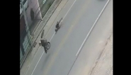 C�mera flagra homem empinando moto e caindo em Ilhota