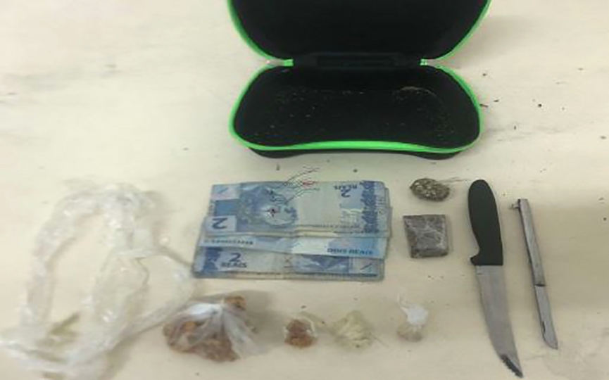 PM prende tr�s homens por tr�fico de drogas em casa no bairro Sete, em Gaspar