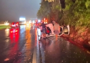 Duas pessoas s�o hospitalizadas ap�s carro capotar na BR-470, entre Ilhota e Navegantes