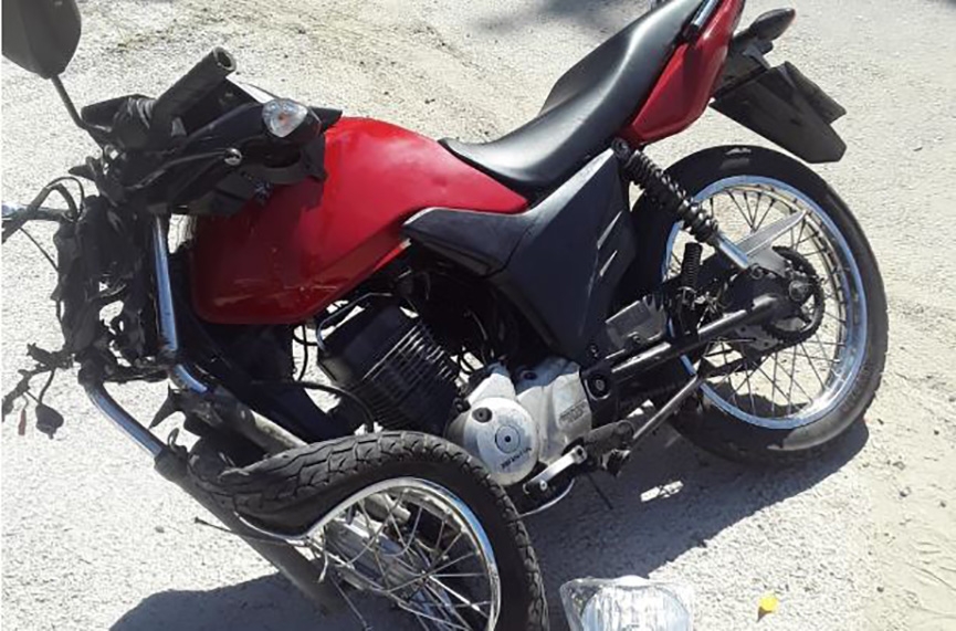 Moto fica retorcida aps acidente na Jorge Lacerda, em Ilhota