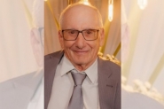Gaspar se despede de Valfredo Oechsler, o Bibita, morador do Gasparinho