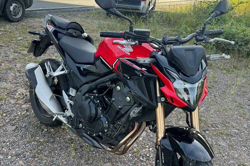 Piloto de moto fica ferido ap�s se acidentar na BR-470, em Ilhota