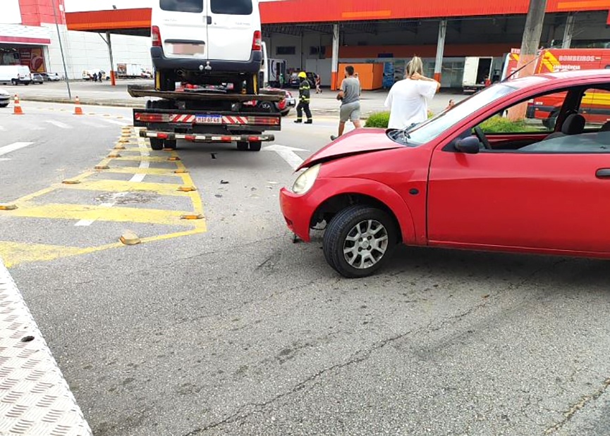 Carro e caminh�o colidem na Avenida Frei Godofredo, em Gaspar