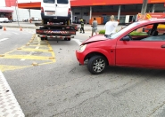 Carro e caminh�o colidem na Avenida Frei Godofredo, em Gaspar