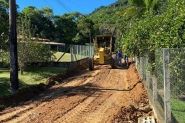 Comea a colocao de lajotas em rua do Gasparinho que est sendo revitalizada