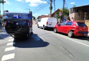 Motorista colide contra carro estacionado e abandona ve�culo capotado no meio da rua em Gaspar