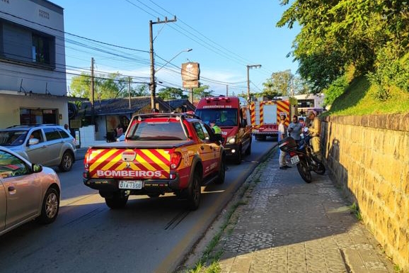 Colis�o entre carros e moto deixa piloto e carona feridos no Centro de Gaspar