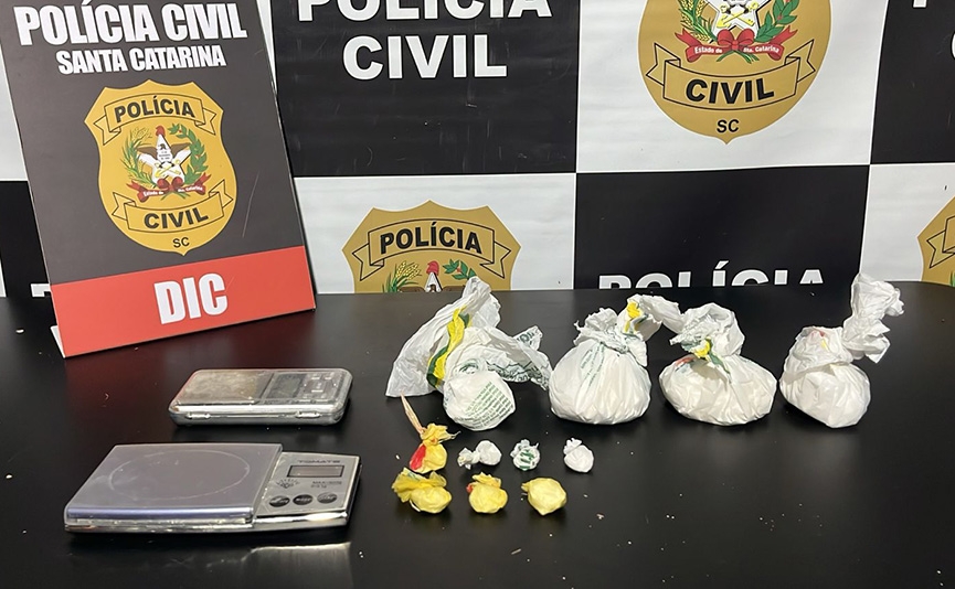 Traficante � preso na frente da mulher e do filho em Blumenau; coca�na � encontrada dentro de carro e ar-condicionado