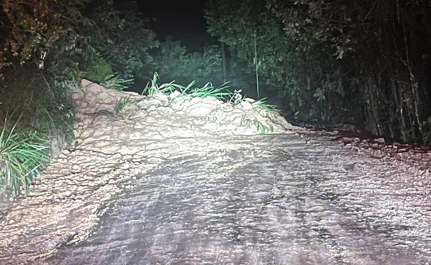 Deslizamento de terra interdita passagem pela Estrada Geral Gaspar Alto