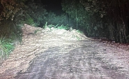 Deslizamento de terra interdita passagem pela Estrada Geral Gaspar Alto