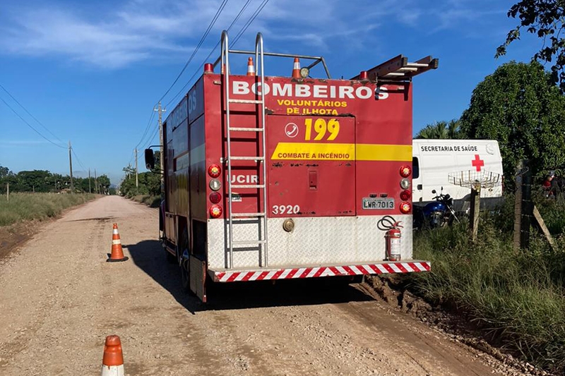 Mulher fica ferida ap�s queda de moto em Ilhota